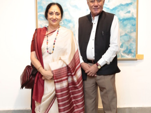 Chief guests of Parul Mehra’s solo art exhibition, Ms. Sharon Lowen, celebrated Odisi Dancer &amp; Mr. Naresh Kapuria, senior Installation artist